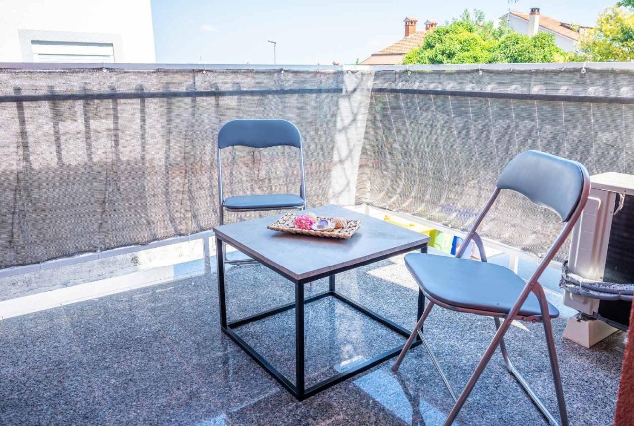 Apartment Charlie 로비니 외부 사진