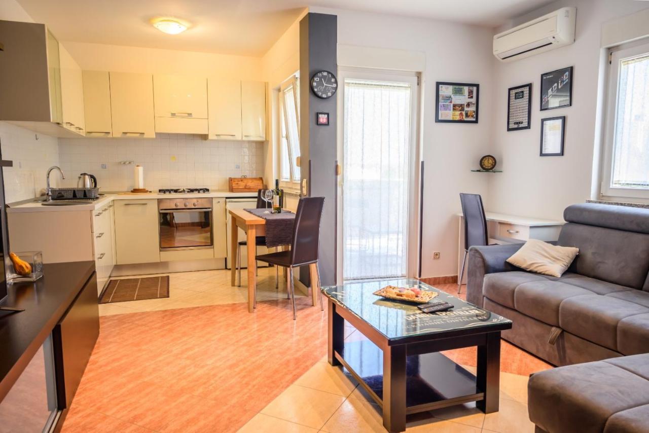 Apartment Charlie 로비니 외부 사진