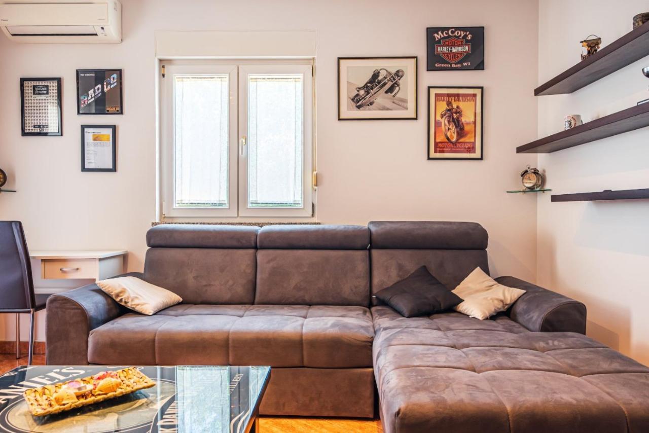 Apartment Charlie 로비니 외부 사진